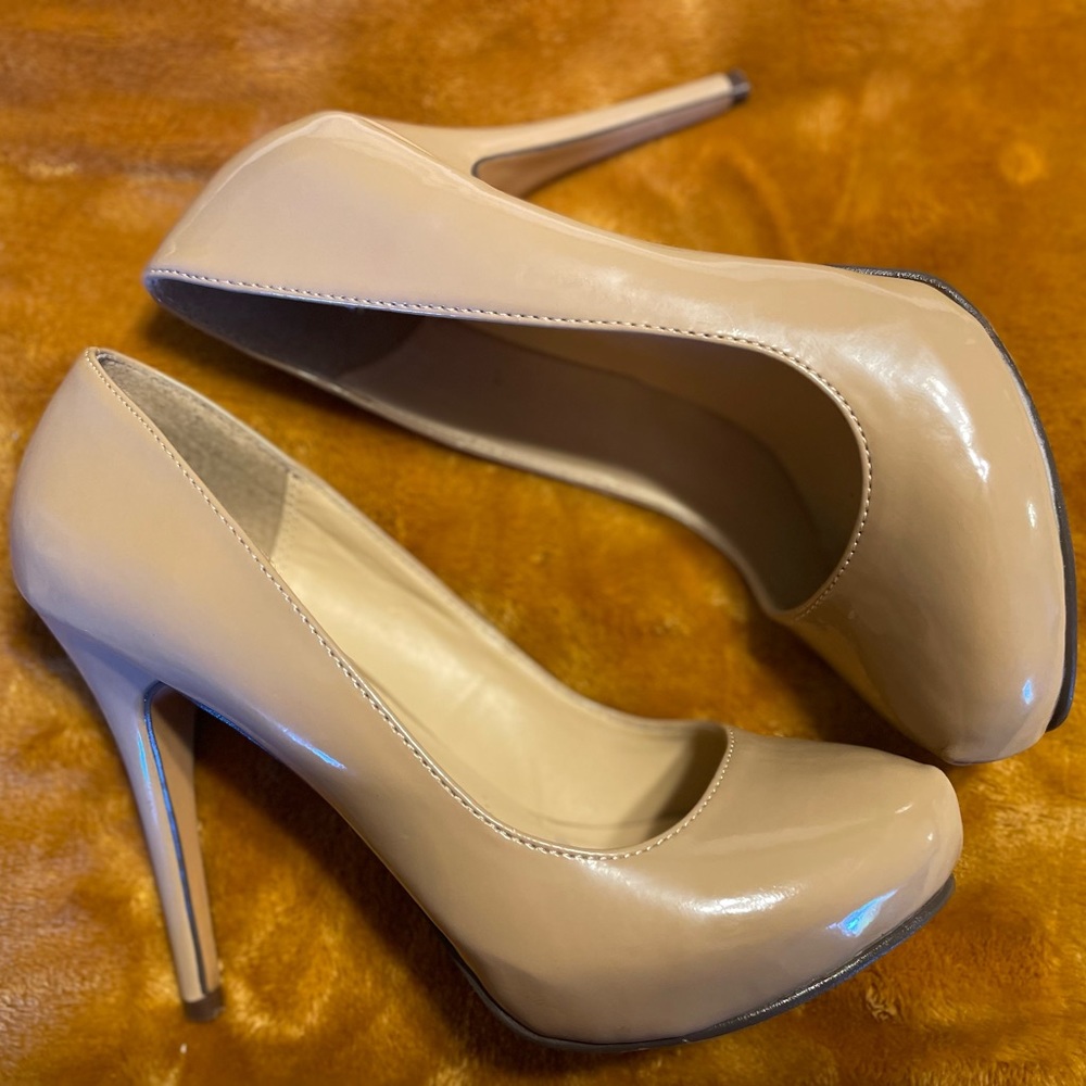 Michael Antonio Beige Patent Leather Heels